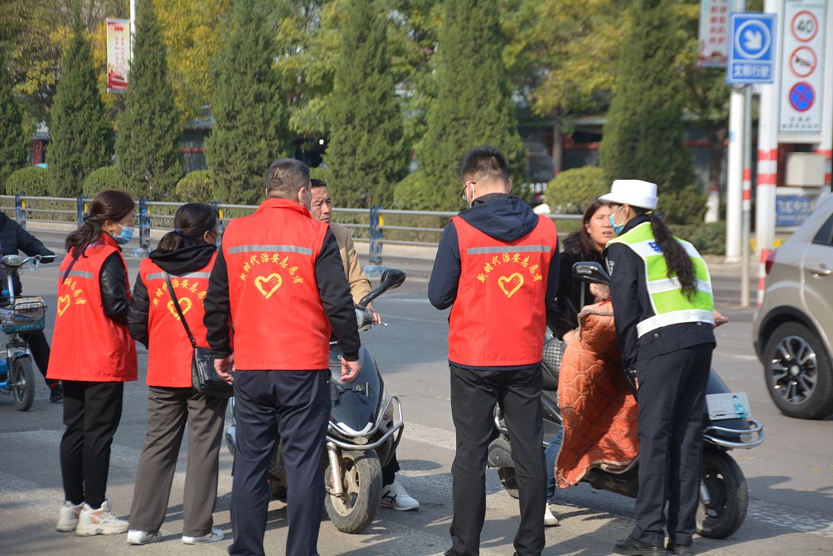 2021年11月4日,山西临汾,洪洞县公安交通警察携同社会志愿者共同走上