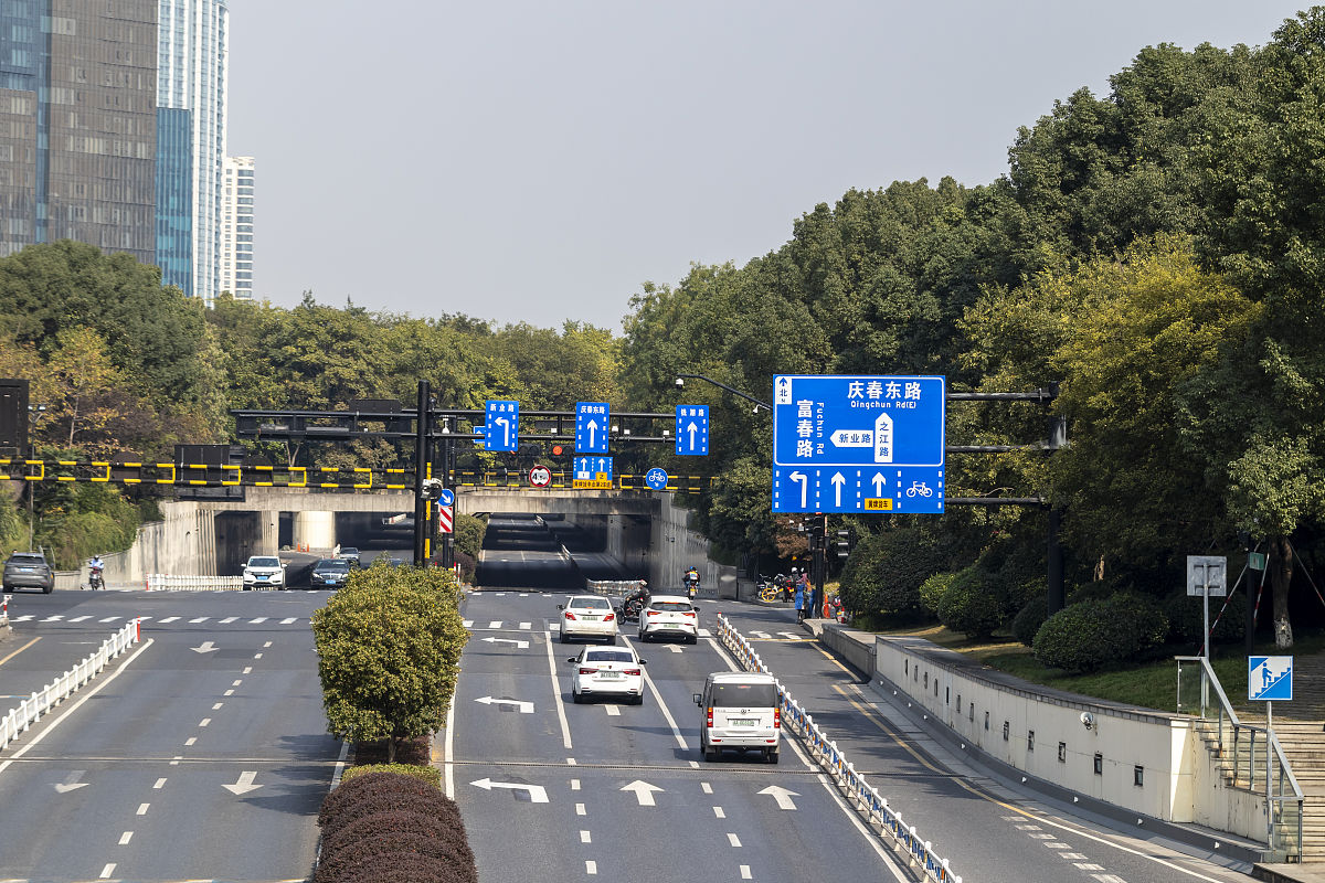 太仓城蓬线与204国道右转红绿灯抓拍吗帮我用200字详细描述