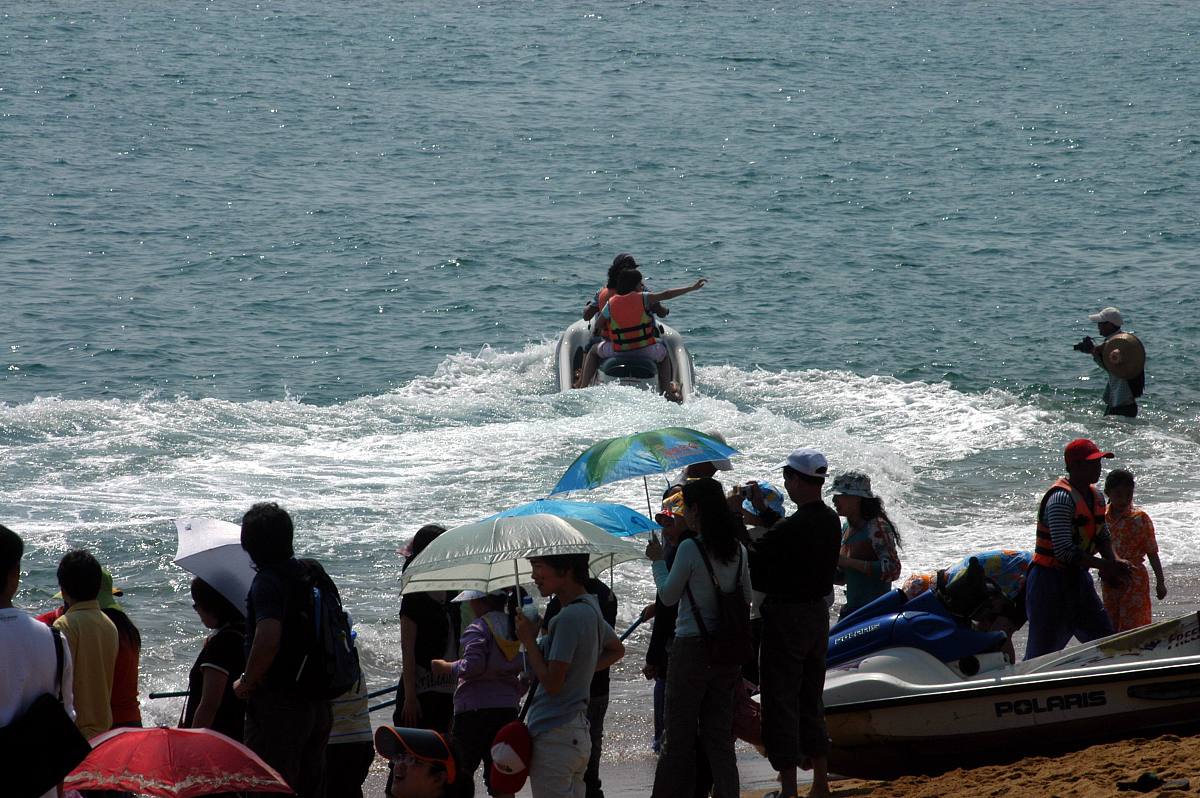 广西北海浴场游客被不明鱼类咬伤，旅游安全问题引发关注