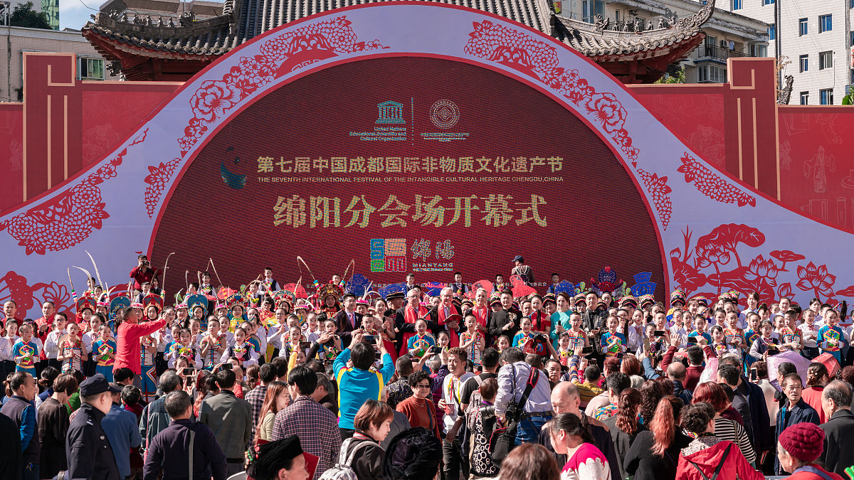 请为巴音孟克公司写个文化节方案