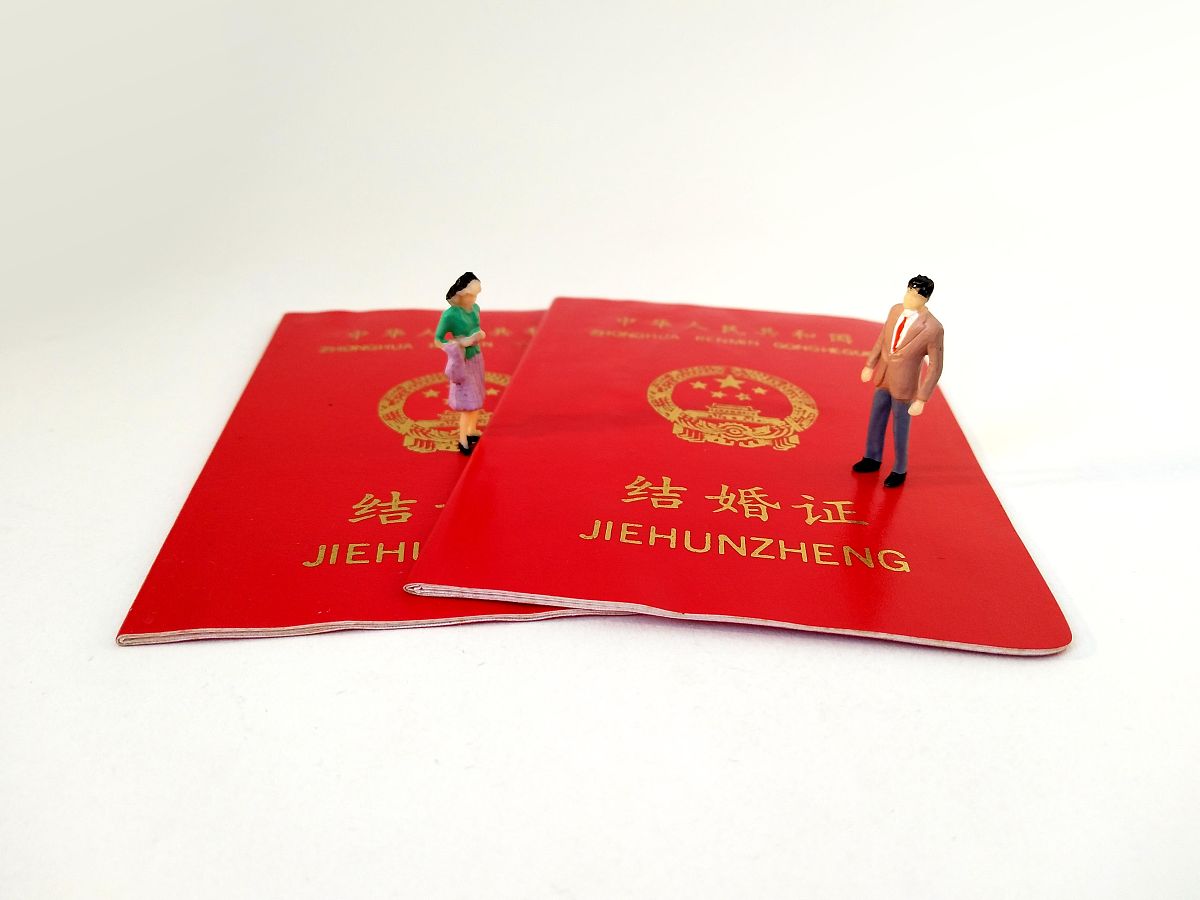 女子称想结婚却因男方给不出 40 万彩礼被母亲扣下户口簿民政部称「可凭户籍证明登记」如何看待此事？