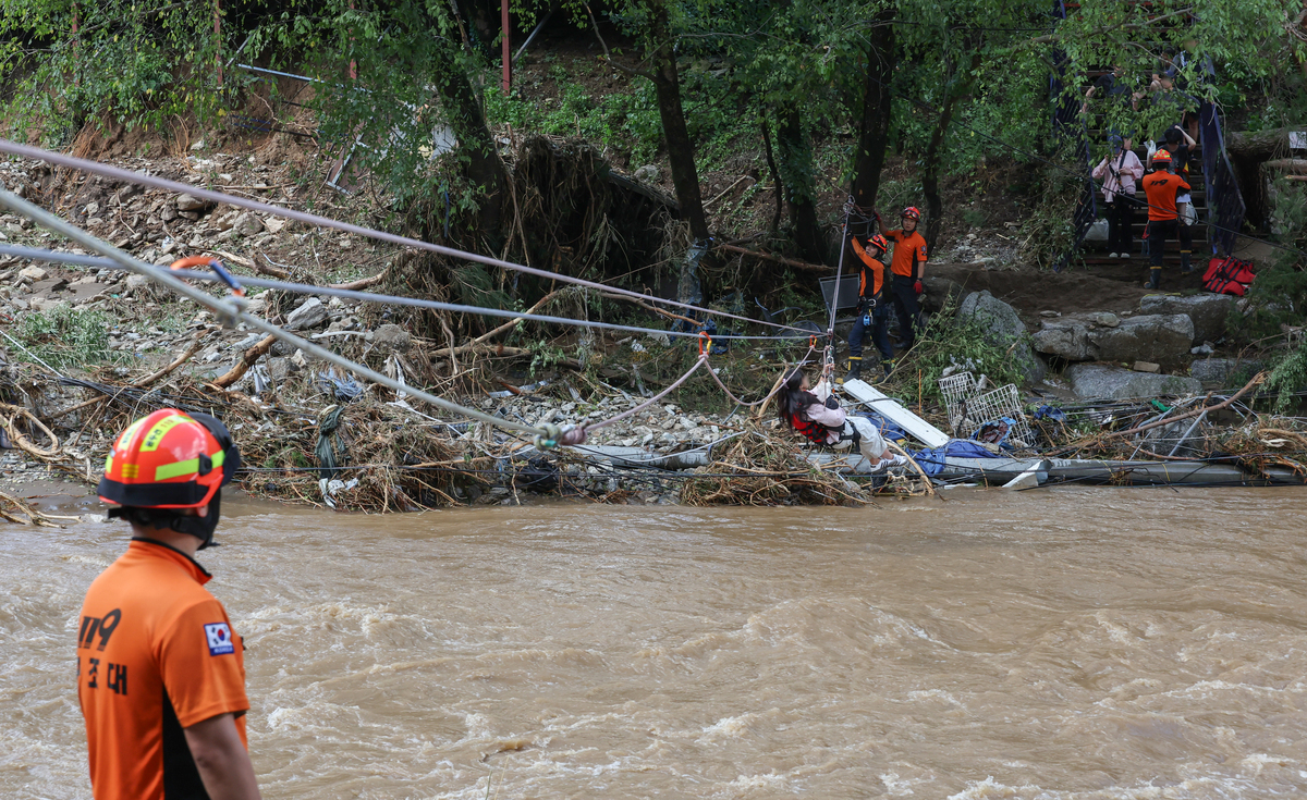 给这个稿子写10句用户跟评：重庆万州区7·4洪涝因灾死亡15人 失踪4人