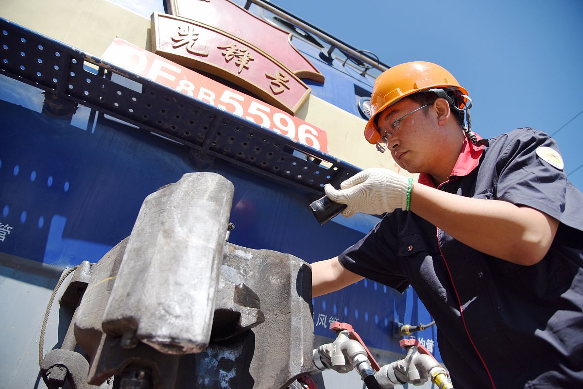 优秀青年机务员工事迹：辗转铁路，奉献行车
