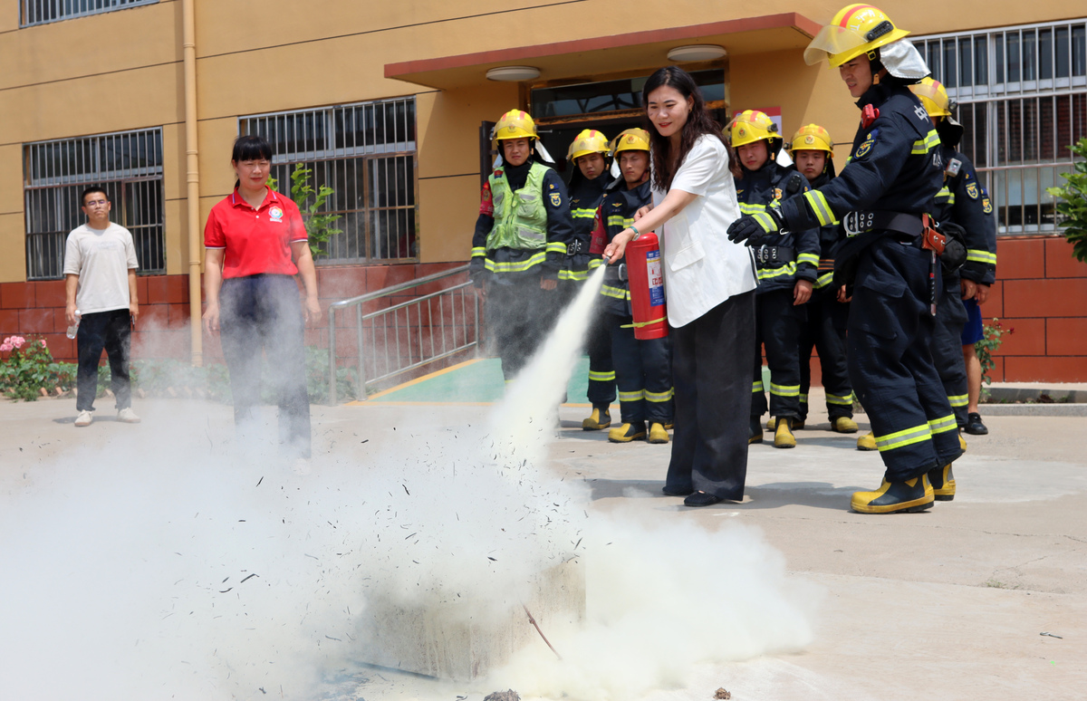 小学生消防演习的真实故事：勇敢救邻，学习消防的重要性