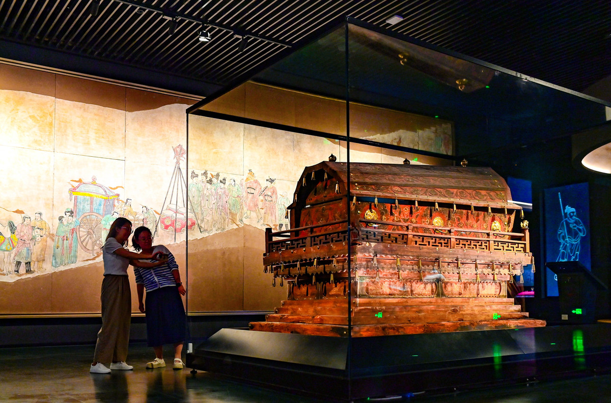 描述中国博物馆丝绸之路展区展品的特点和历史背景分析这些展品与国际贸易发展的关系和作用以及这些展品国际贸易发展的意义或者在国际贸易发展中的作用