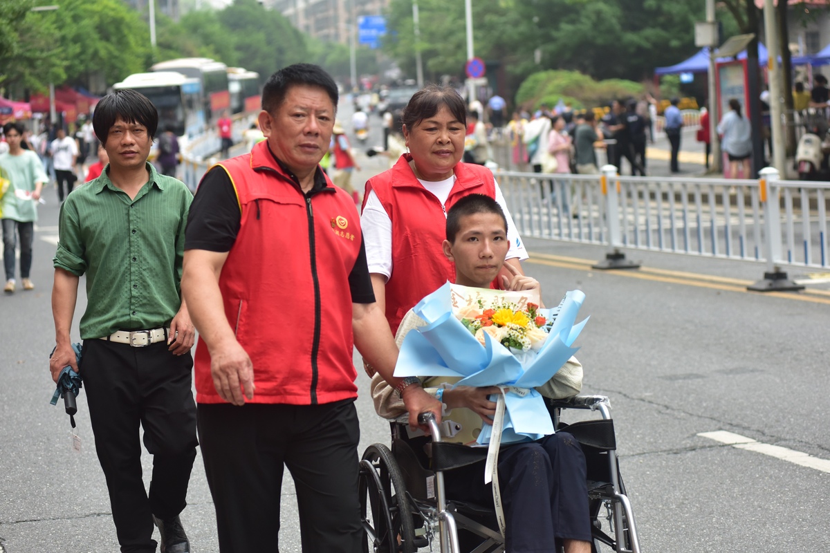 写一篇民办福山正达优秀家长义工交通安全护航志愿服务个人事迹