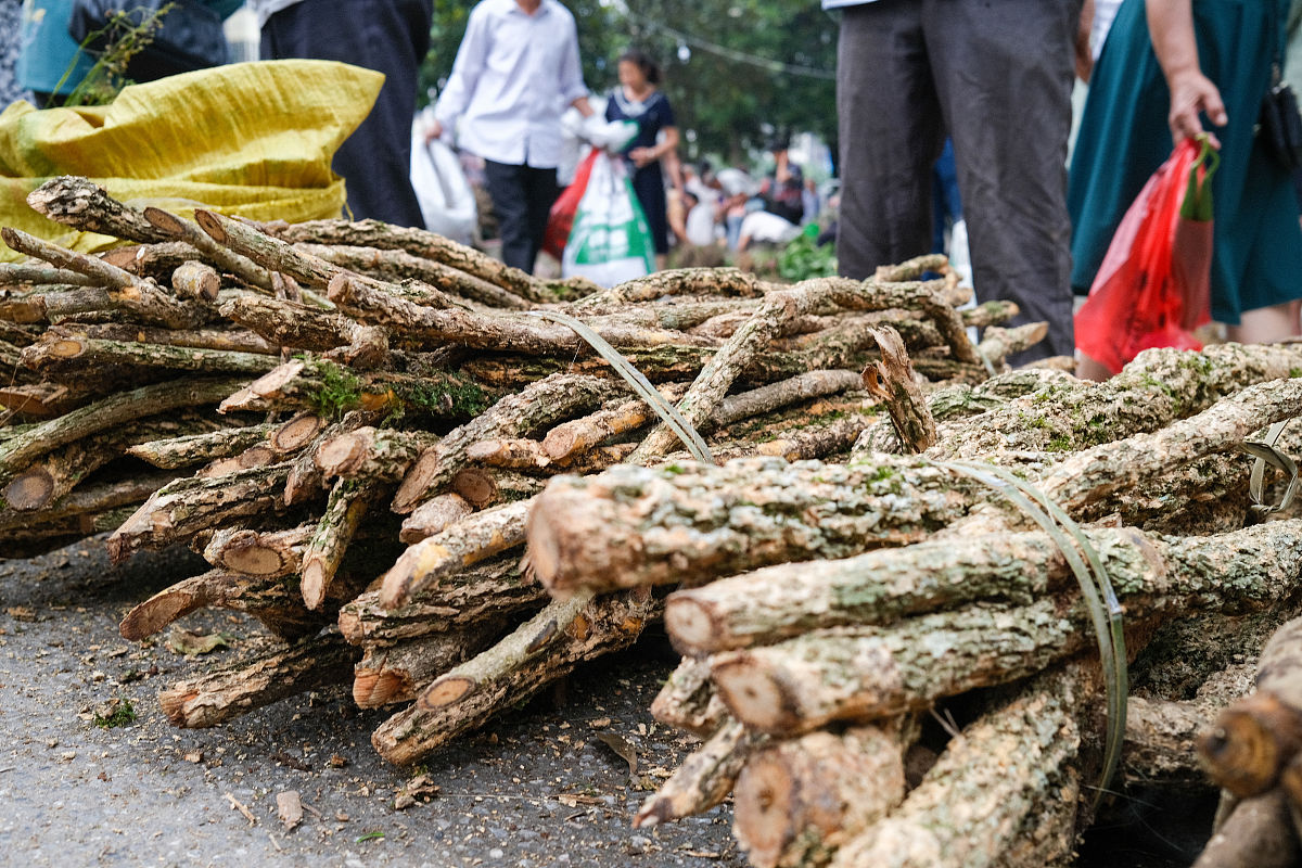2021年6月11日清晨,湖南省永州市蓝山县一市场上,村民售卖上山采的草