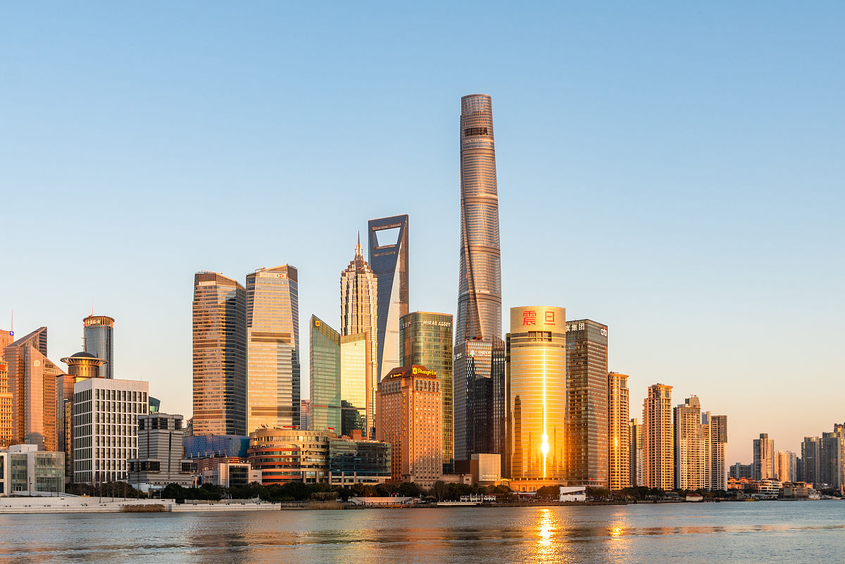2021年2月18日,上海,当天傍晚,陆家嘴上海中心,东方明珠塔等地标建筑