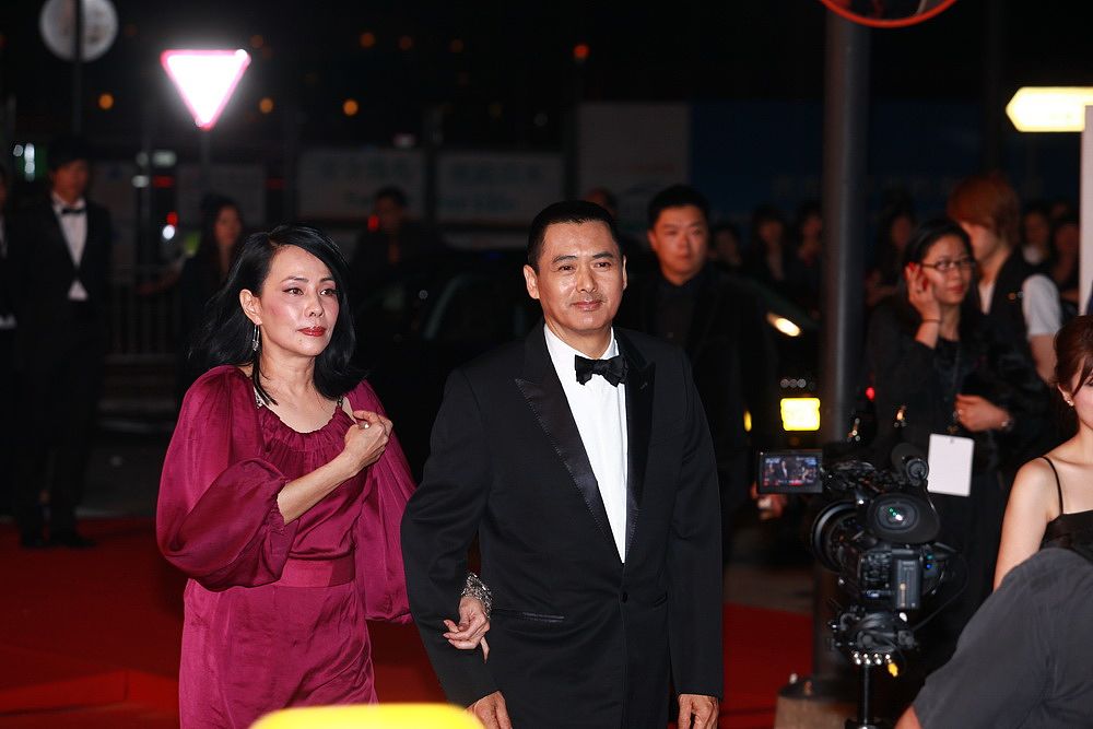 周润发慈善晚会“蛋糕事件”：利智被砸背后的故事