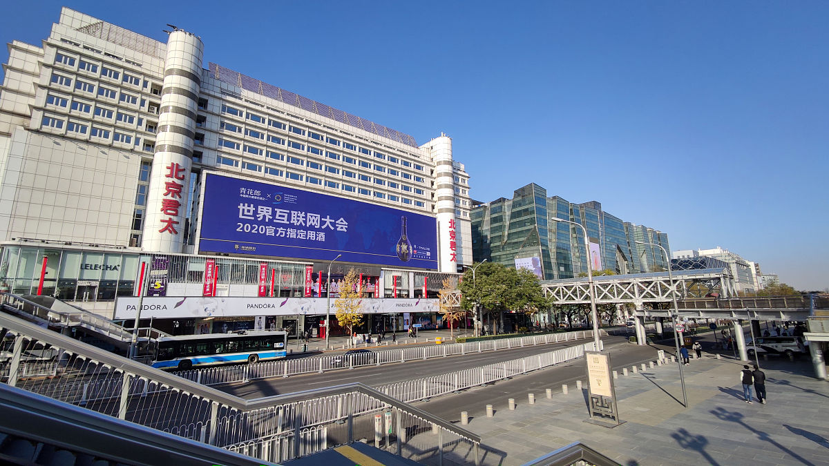 2020年11月29日,北京西单商圈的商家们开始张灯结彩,准备迎接2021年的
