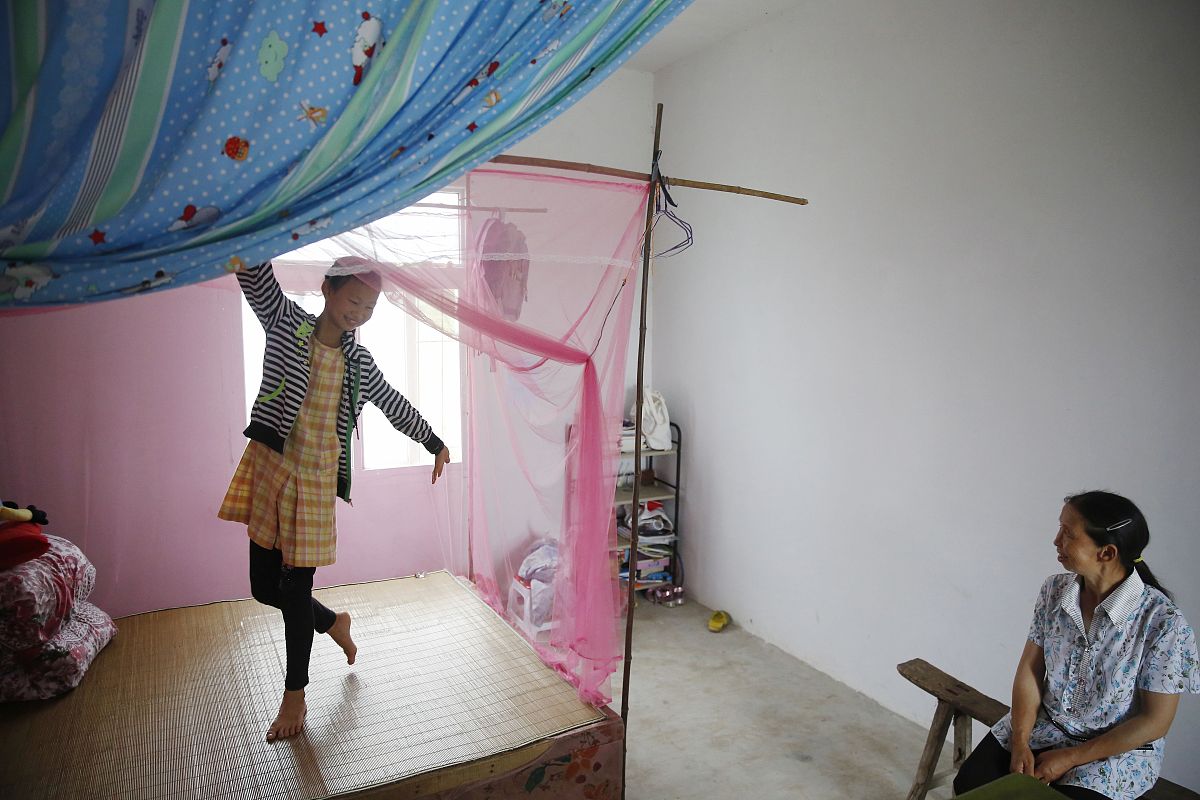 一人30岁计划60岁退休存活至80岁每年收入15万元生活水平不变实际收入稳定没有税收每年实际利率3该人的人力资本是多少永久性收入是多少