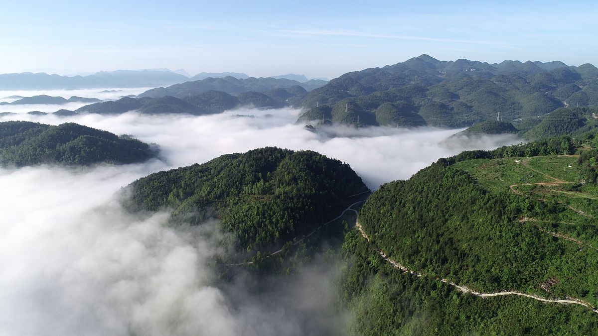 2021年5月9日清晨,重庆市酉阳土家族苗族自治县丁市镇,云雾缭绕,群山