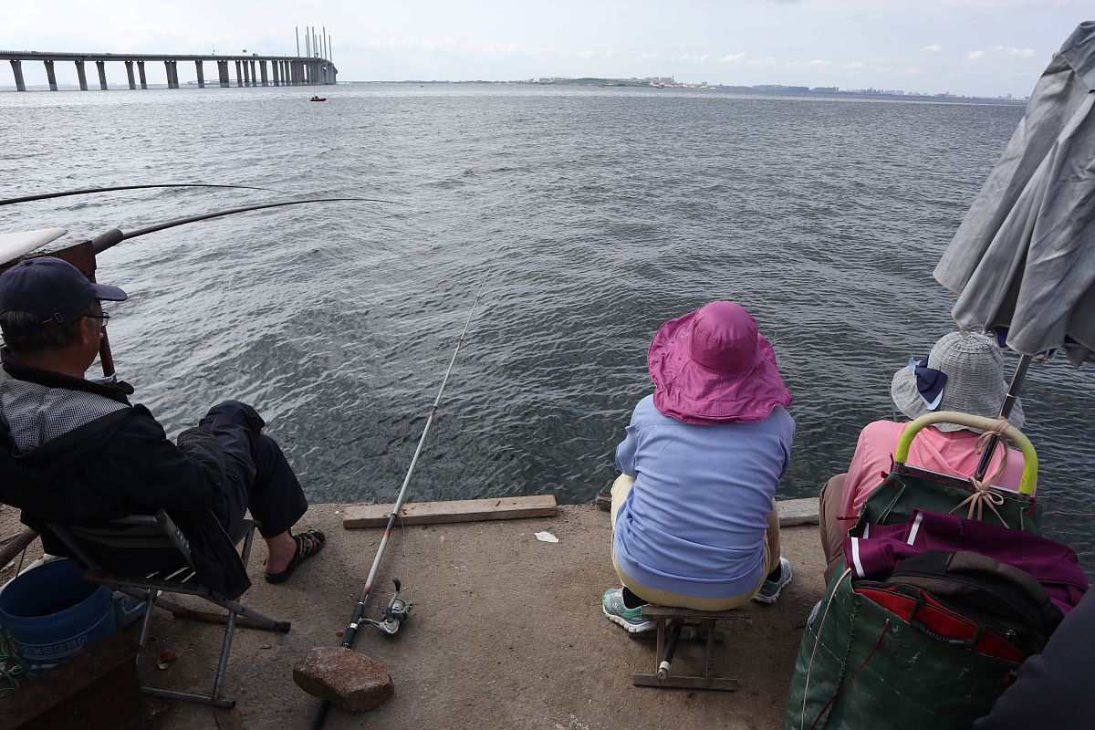 我的合伙人高峰喜欢海钓写一篇打油诗。
