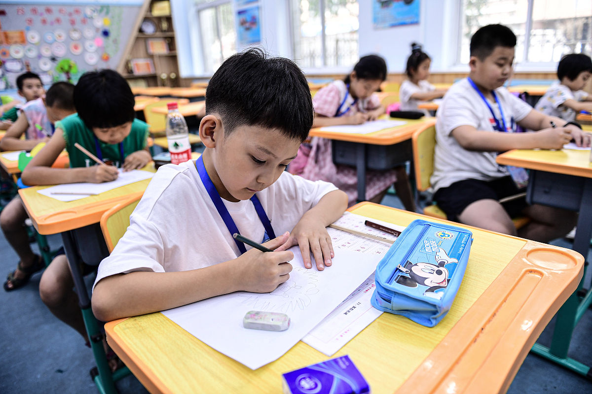 2021年7月23日,沈阳勋望小学,托管班的小朋友在上课.