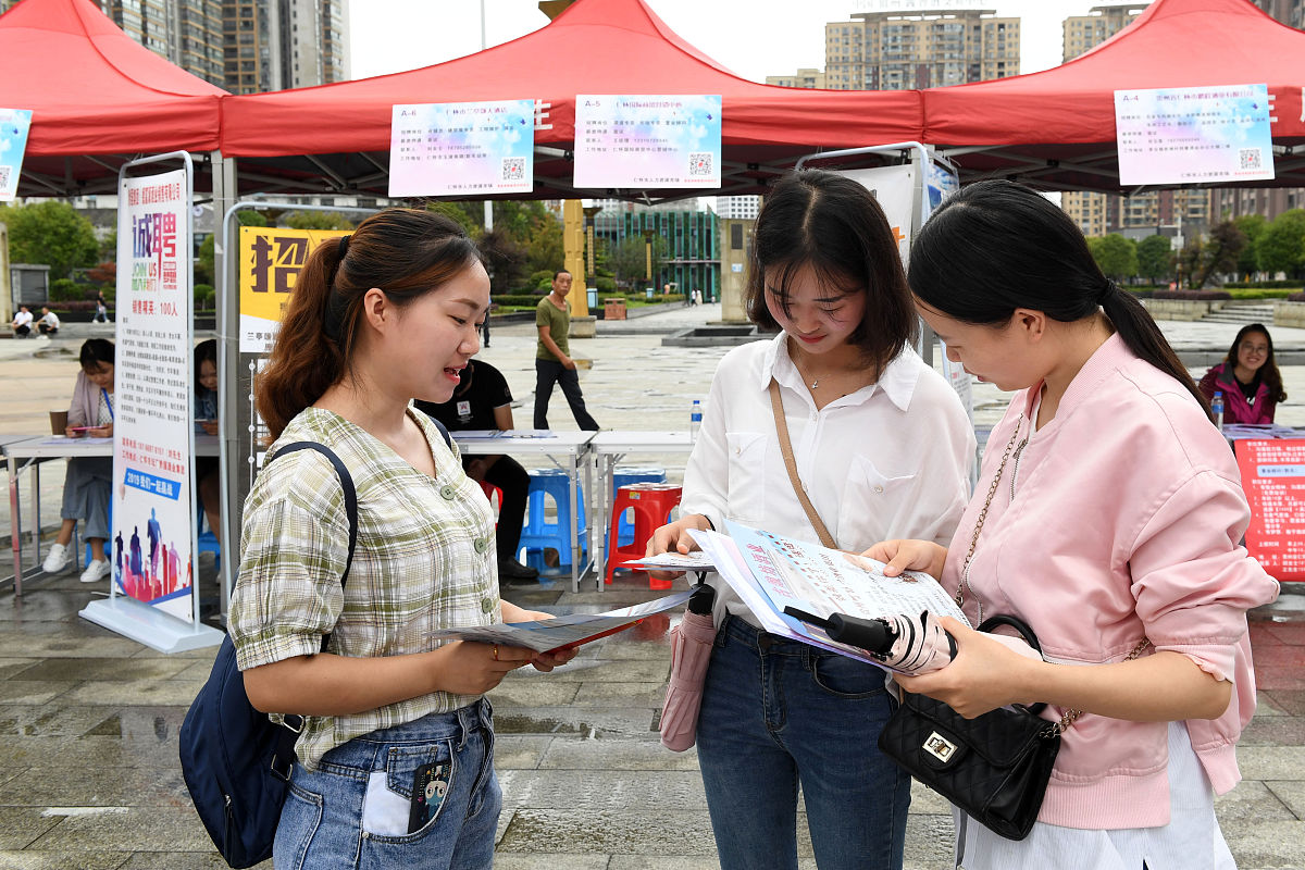 实训日志大致信息是五月十一号今天我们组进行地推工作早上十点半我们到达店铺门口组长给大家发了特卖会的宣传广告牌并要求每个人至少拉十个人进群这对有点社恐的我是个挑战。到了下午我终于完成了任务下午四点半我和文朝将大广告牌搬回仓库放好今天的工作结束了