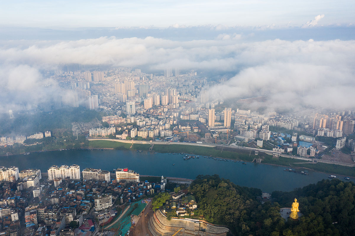 2020年9月22日,秋分时节,广西梧州市区现平流雾美景,缥缈的平流雾从广