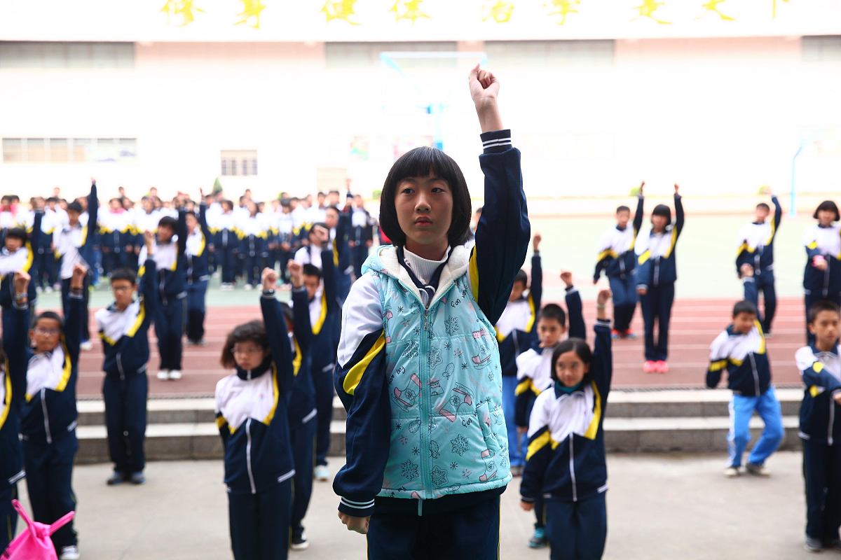 2014年12月23日,海口市第九中学,初中年级学生在练操.
