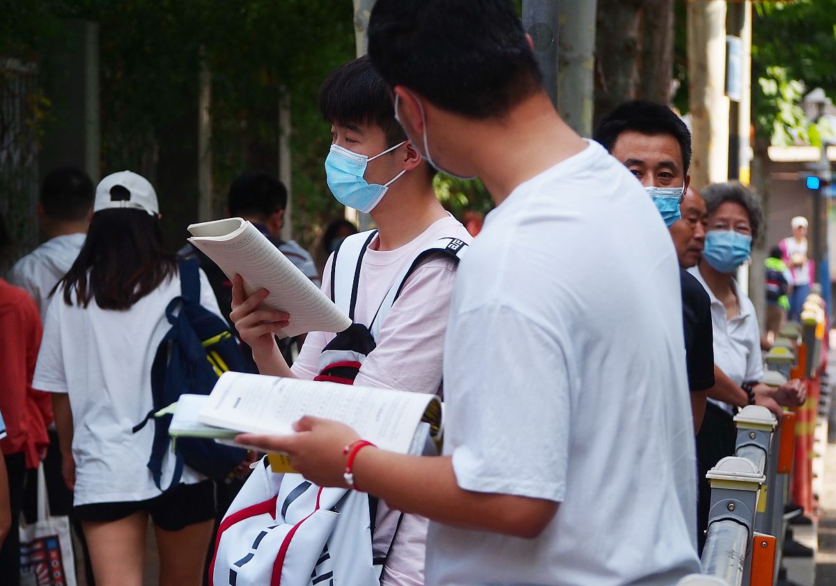 实训日志大致信息是五月十一号今天我们组进行地推工作早上十点半我们到达店铺门口组长给大家发了特卖会的宣传广告牌并要求每个人至少拉十个人进群这对有点社恐的我是个挑战。到了下午我终于完成了任务下午四点半我和文朝将大广告牌搬回仓库放好今天的工作结束了