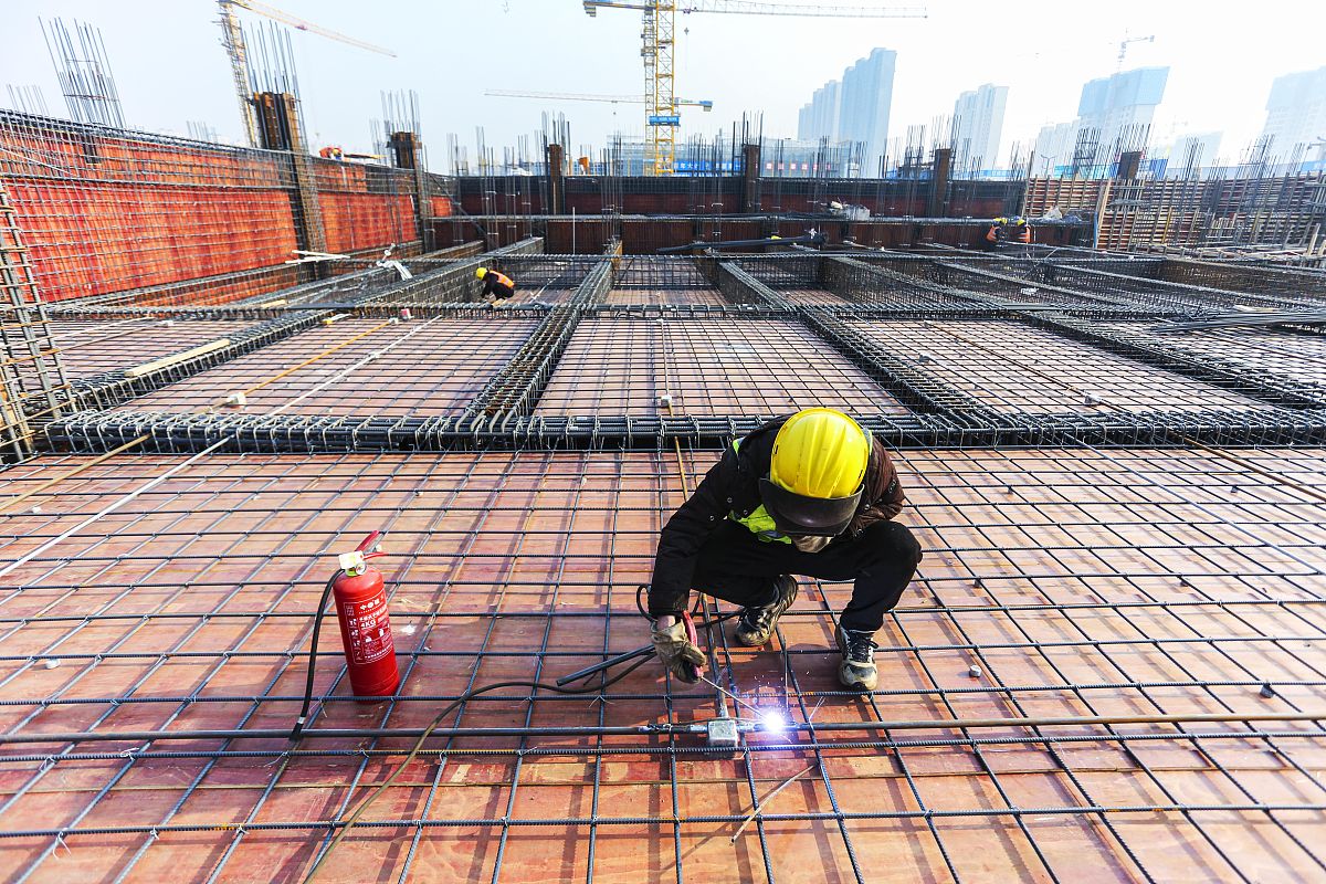2022年1月1日,山西运城建工集团的工人正在会展中心重点工程建设工地