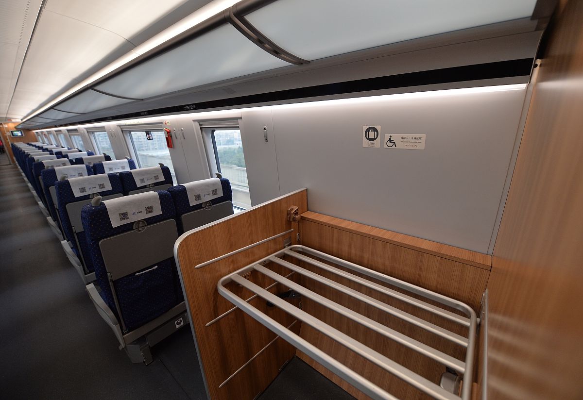 成都高铁专业学校招生要求：初中生入学指南