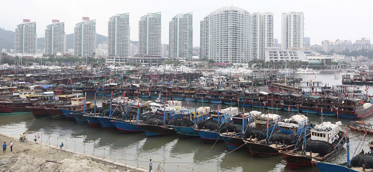 2013年11月9日,海南三亚,在海南省三亚市渔港,渔船回港避风.