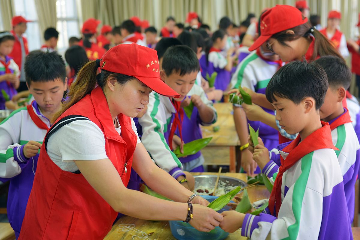 快乐成长乡村学校少年宫志愿经历怎么写作为快乐成长乡村学校的一名志愿者我参与了少年宫的活动为学生们带来了许多快乐和帮助。在少年宫的活动中我担任了教育辅导员的角色为学生们提供学习辅导和生活指导。我和学生们一起进行各种活动如绘画、手工、音乐等让他们在快乐的氛围中学习和成长。我还组织了一些课外活动如运动会、文艺比赛等让学生们在比赛中锻炼身体和展示才艺。在志愿服务中我深刻地感受到了乡村教育的困难和挑战。学生