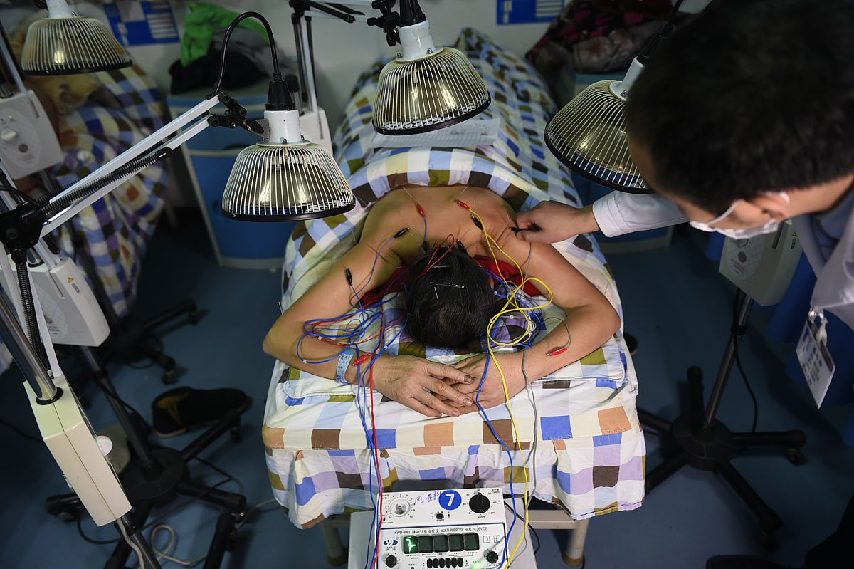 重庆卫生学校针灸推拿专业：传承传统，精益求精