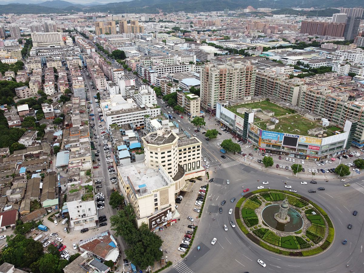 2020年8月11日,广东省东莞市清溪镇,镇标及其周边环境.