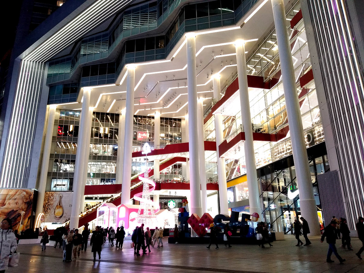 2019年12月6日,上海,南京路步行街灯光璀璨,商厦林立,游客如织.
