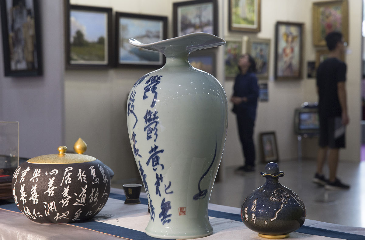 2019年8月24日,市民在舜耕国际会展中心举办的第七届济南艺术博览会上