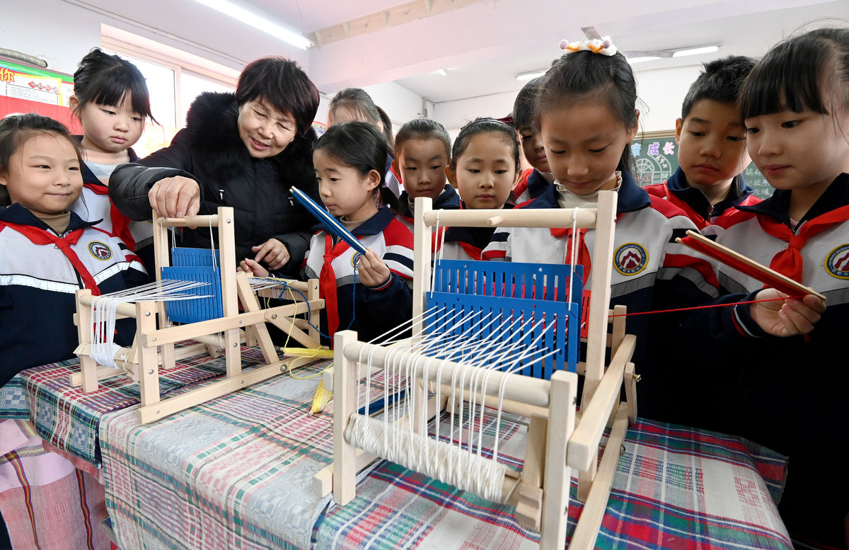 2023年12月25日,河北省邯郸市,土布织染技艺传承人贺.