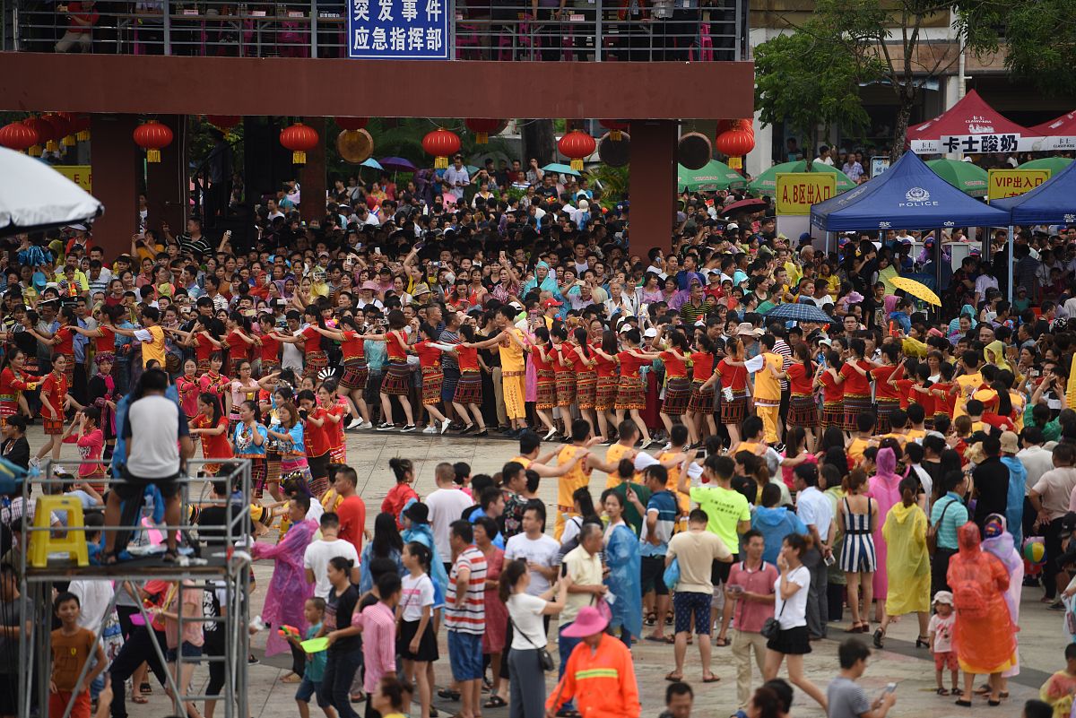 2018年8月17日,海南保亭,七仙温泉嬉水节活动在黎族苗族自治县开幕,黎