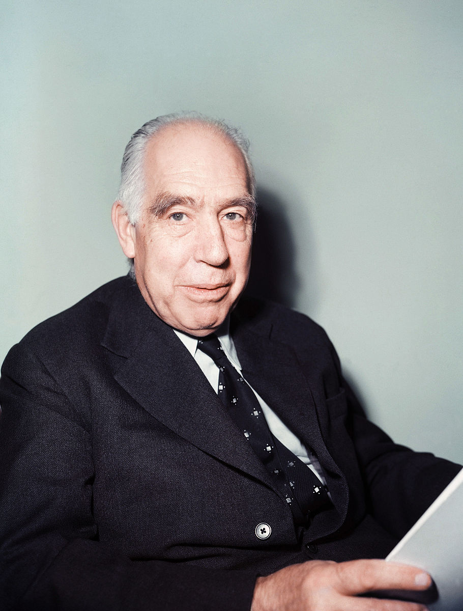 走到浮华背后，回望历史的伟人