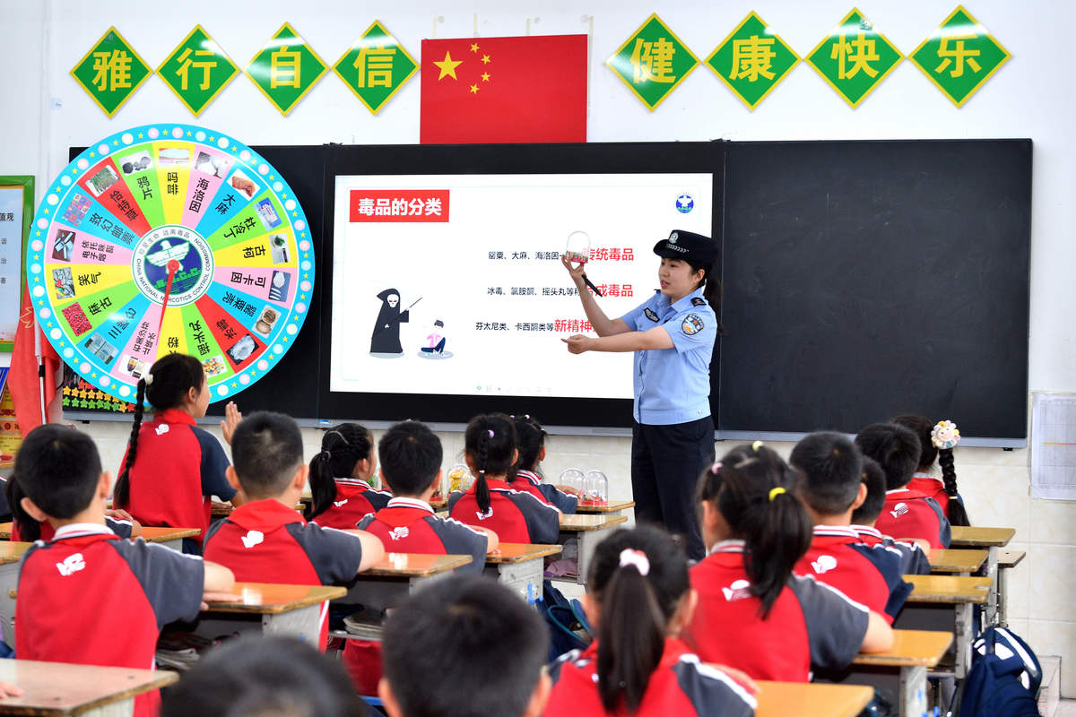 罗湖区普法办创新普法方式，打造校园“普法嘉年华”活动，让中小学生趣味学法