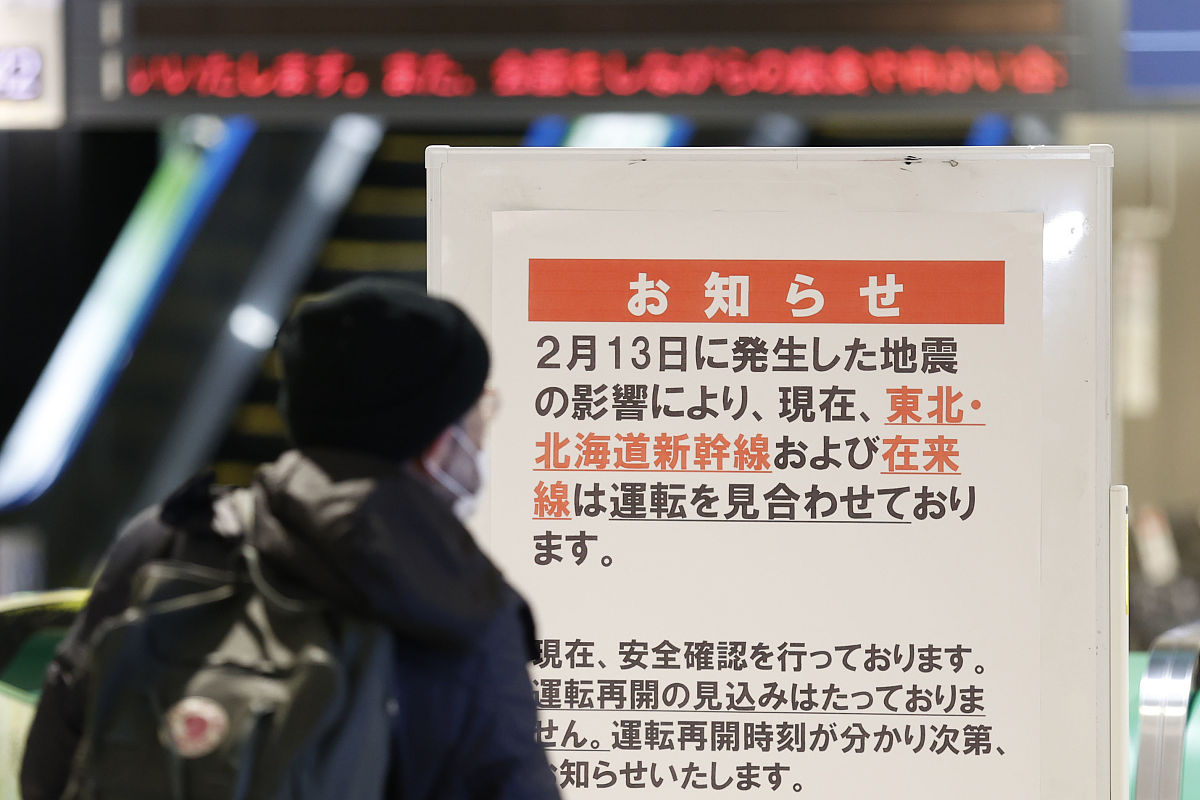请将该文章翻译成中文：仙台ちゃん、お金に困ってるの？」 私がテーブルにカフェラテを置くと、能登先輩がそこそこ失礼なことを言う。「困ってないです」 彼女は私に家庭教師のバイトを紹介してくれた先輩で、会えば挨拶をする程度にしか交流してこなかった相手だが、今は新たなバイト先であるこのカフェで、そこそこ失礼な会話をする程度の仲になっている。「じゃあ、悪い男か女に貢いでるとか？」 能登先輩が眉間に皺を寄せ、