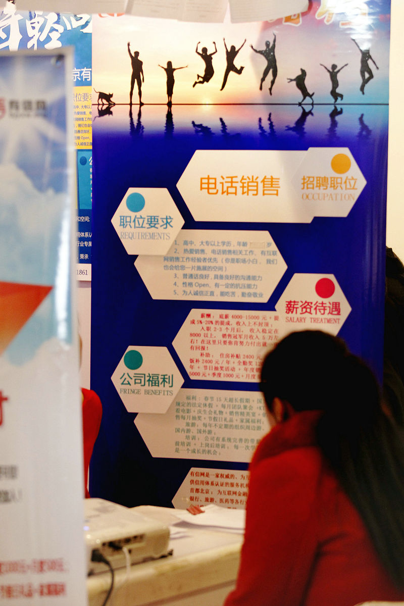 我们有个活动要给展板起一个八字的标题 展板大概内容：针对上海市算力浦江行动我们做了很多努力也取得了很多成绩