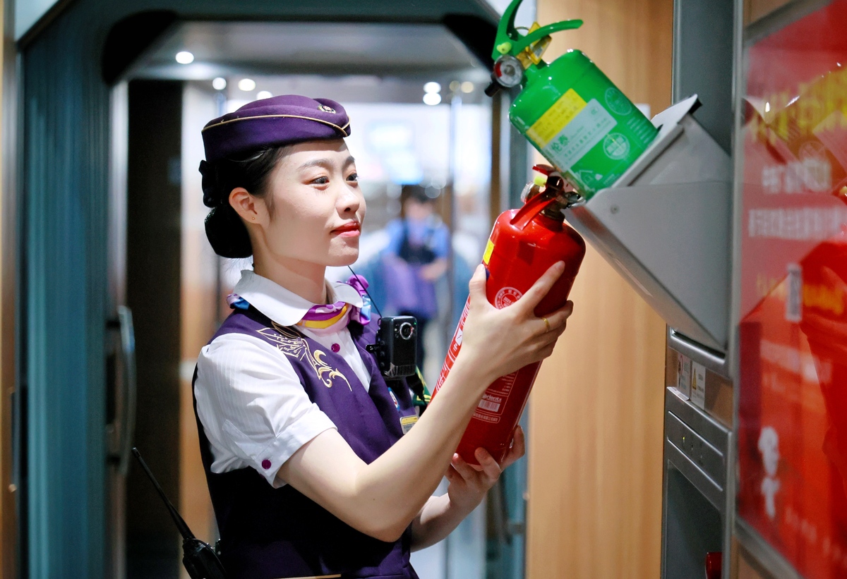 高铁乘务员工资待遇解析：月薪多少？福利有哪些？