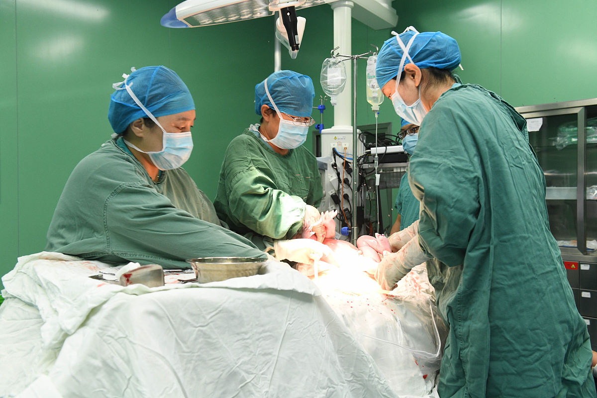 2021年9月21日,在河北省石家庄新乐市医院手术室,医护人员在给患者进