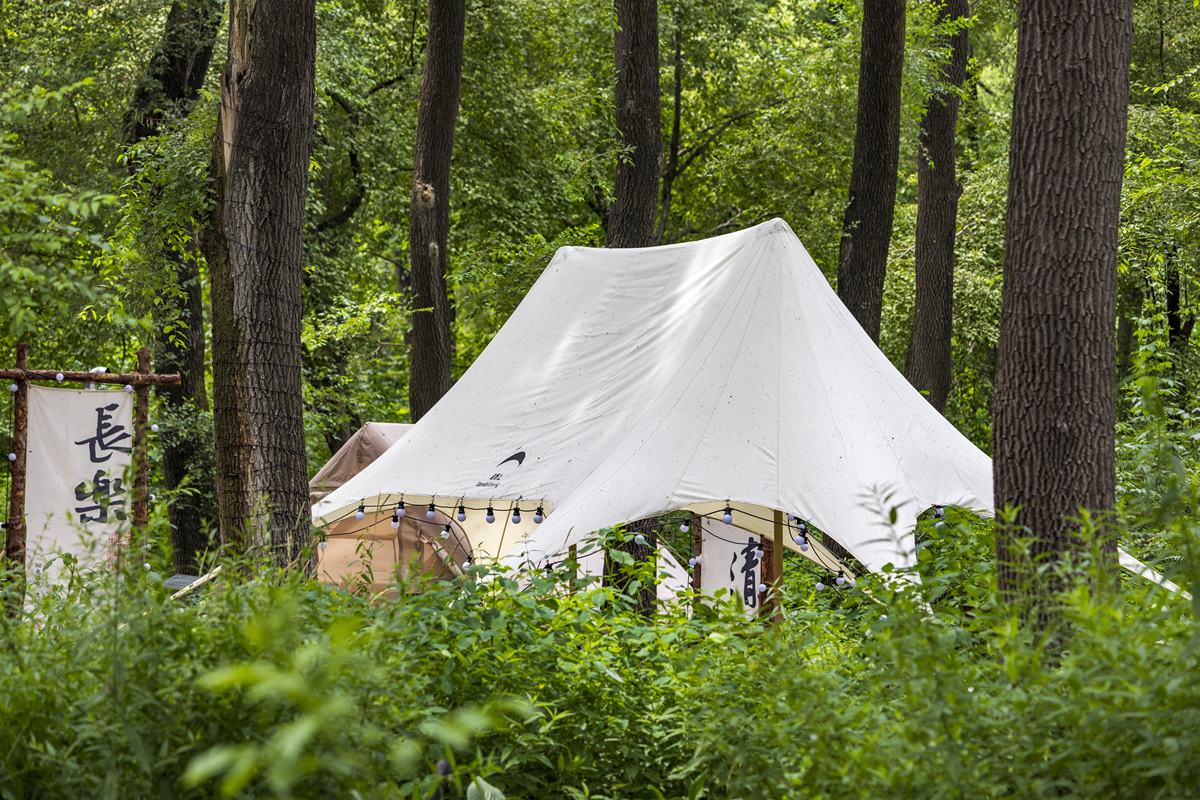 你作为一个轻奢露营地经营者需要在同业人员前介绍一下营地。介绍内容应该怎么说？