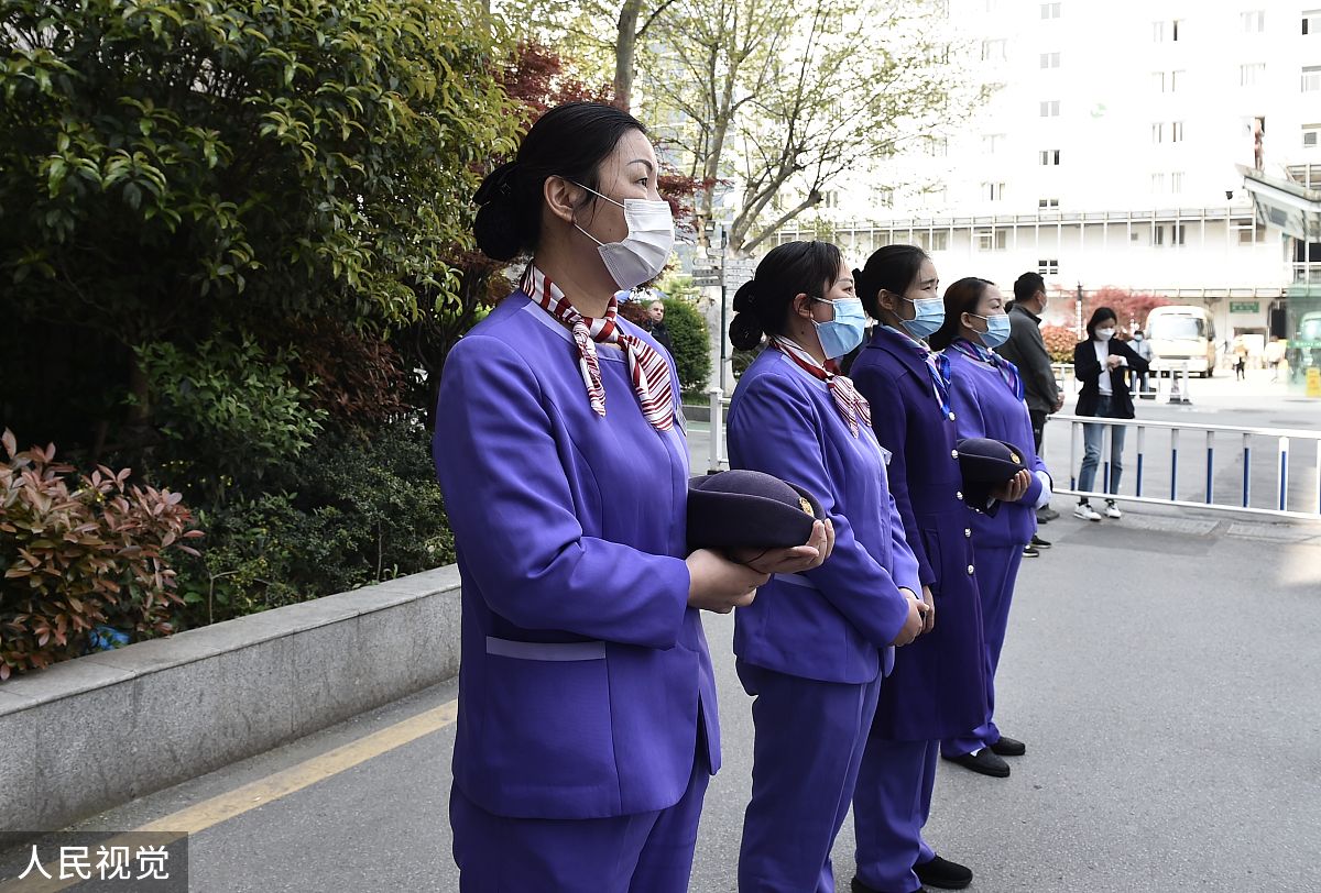 结合站务人员蹲姿规范谈谈蹲姿所体现的个人修养。