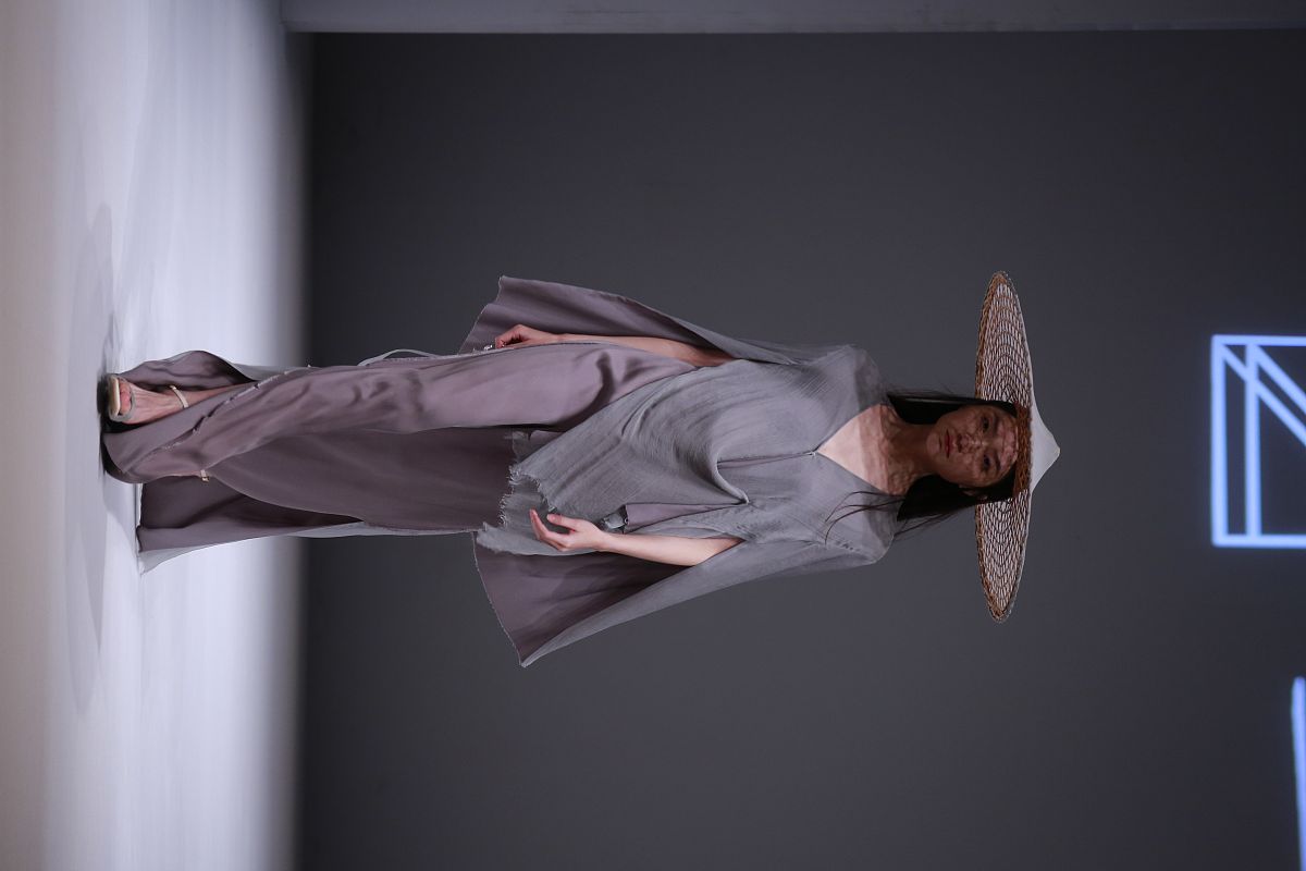 将下面内容换种方式表达一样的意思。你认为小糯米跟谁生活会更好一些？