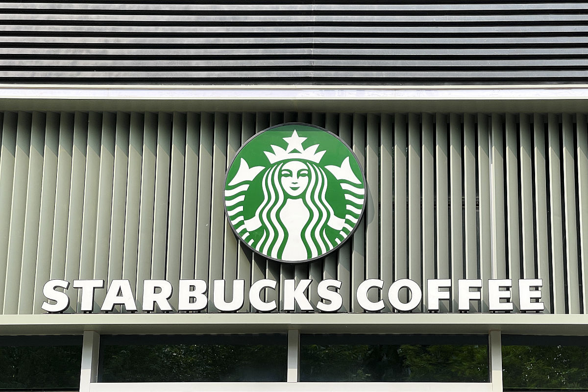 Starbucks China Honors 10 Students as 'Youth Leaders of the Year' at 2016 Leadership Development Program Finale