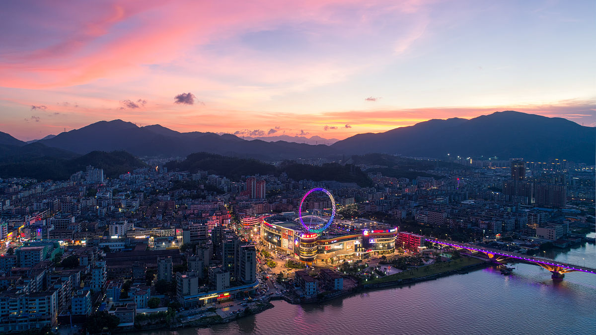 2019年6月8日,珠海斗门摩天轮夜景.
