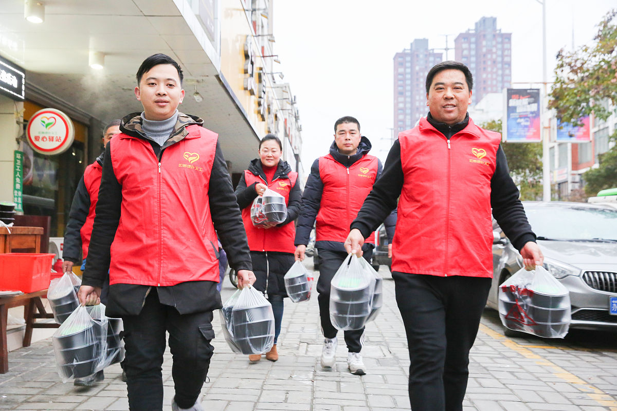 2020年1月2日,江苏南通,如皋市绿叶义工志愿者在为环卫工人,孤寡老人