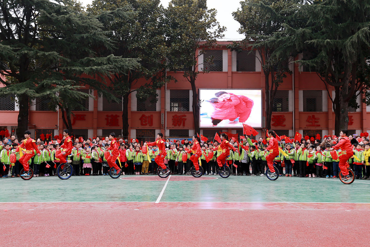 2019年2月17日,安徽淮北第三实验小学的小学生们在进行骑独轮车表演.