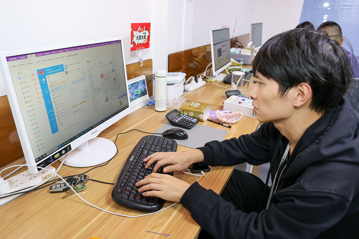 2020年11月11日,江苏无锡,在江苏省无锡市一家电商企业,网络营销人员