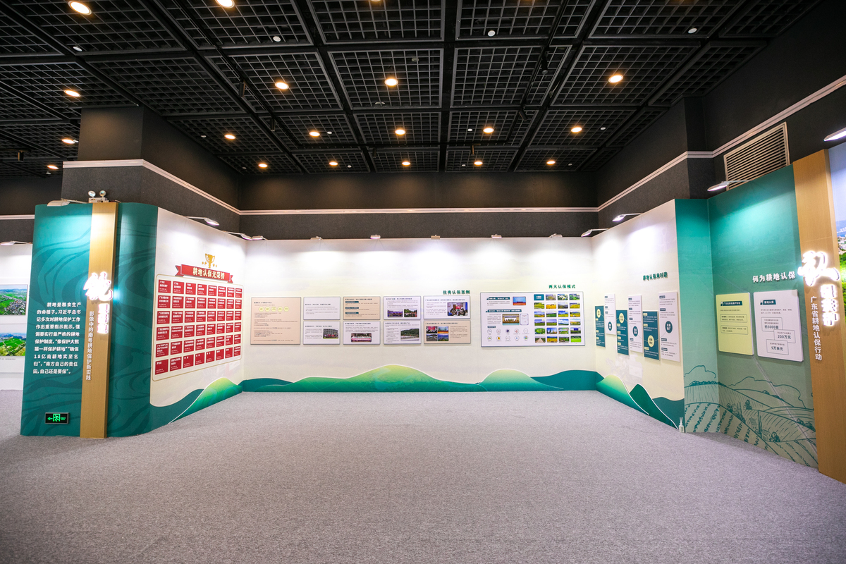 为了更好的展示梁端文化展厅在空间立面方面我将详细的展示了五个功能分区分别是：前厅、陈列展区、互动体验区、售卖区和文化展示区。