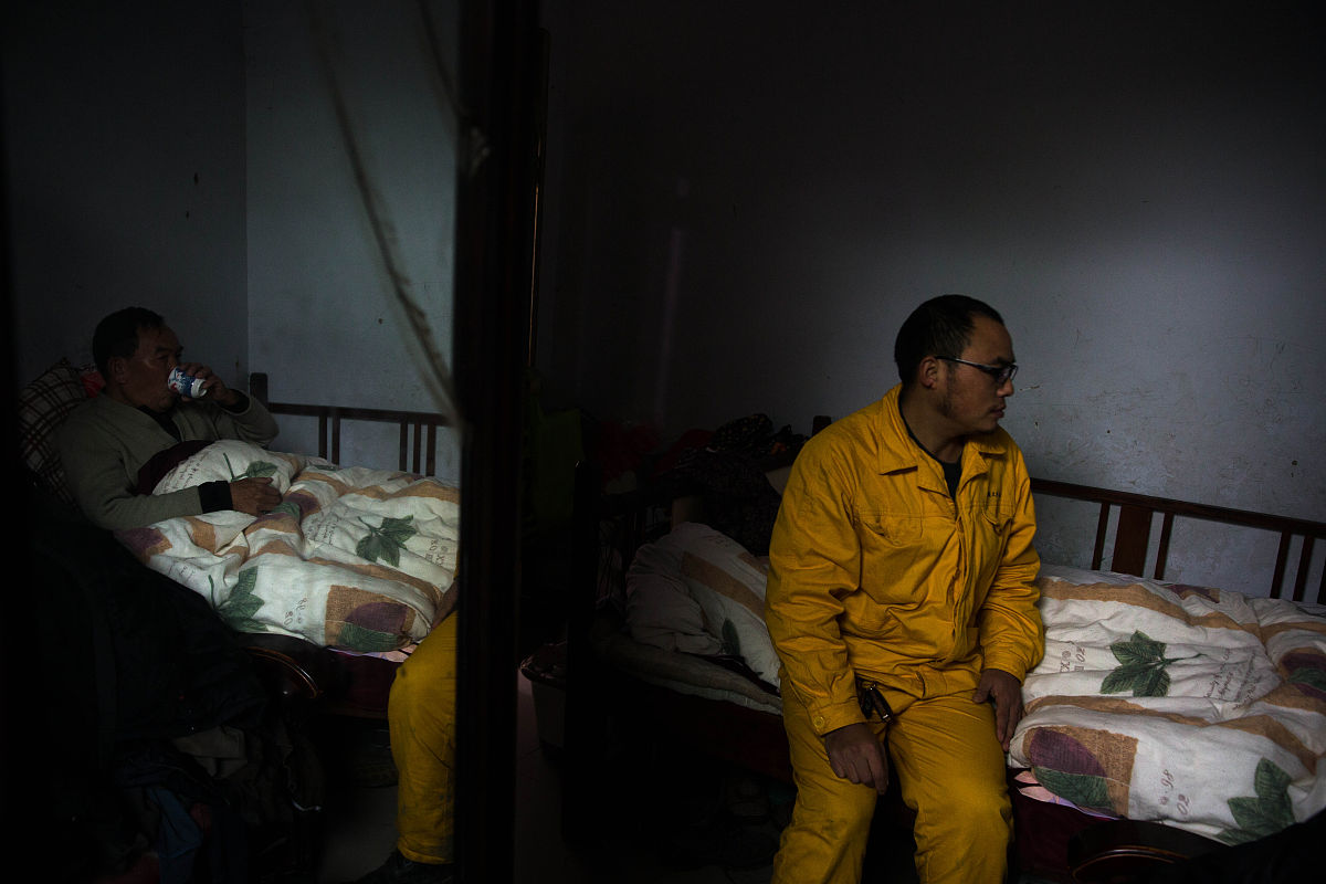 山东岁男孩独自生活：吃别人不要的破蛋，小小身躯承担家庭重担