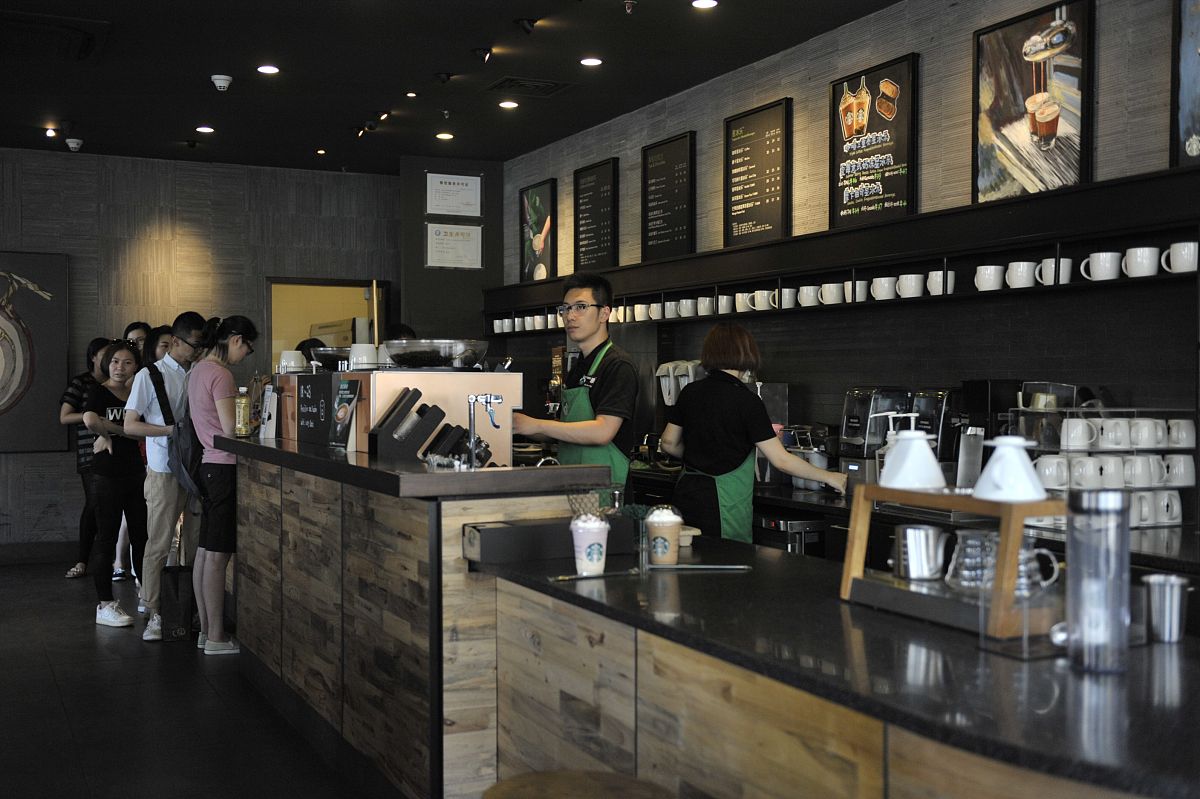 一个楼梯间在小学和小区附近做什么生意好