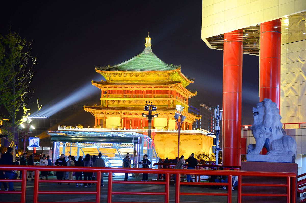 2020年10月11日,西安,钟鼓楼华灯初上,金碧辉煌.
